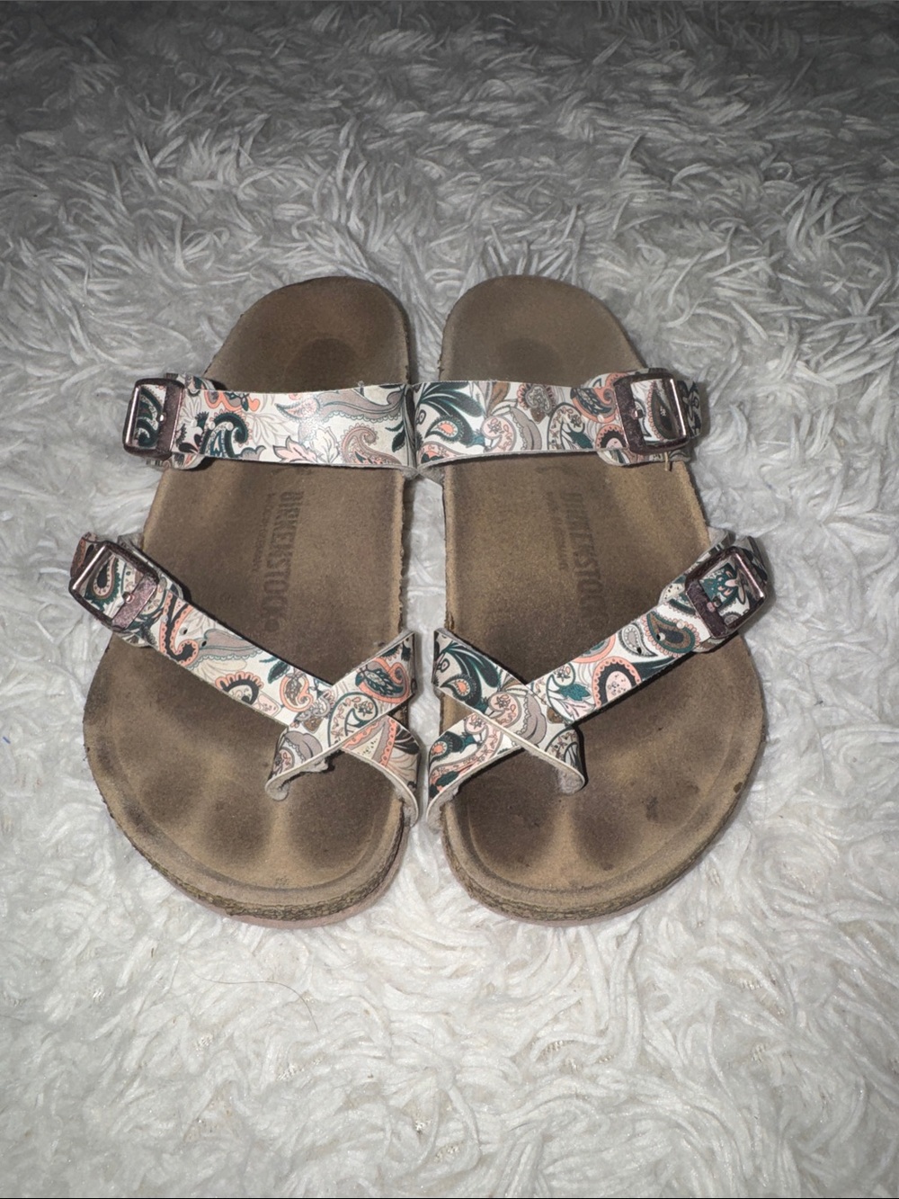 Kids Birckenstock Print Toe-Loop Sandals in Cream and Green - Picture 2 of 7